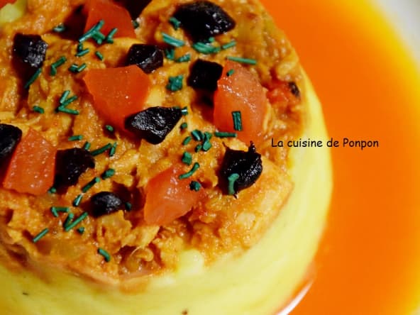 Axoa de thon au piment d'Espelette sur une tour de purée de pommes de terre