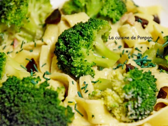 Pâtes nids à la crème de brocoli et ail noir, végétarien
