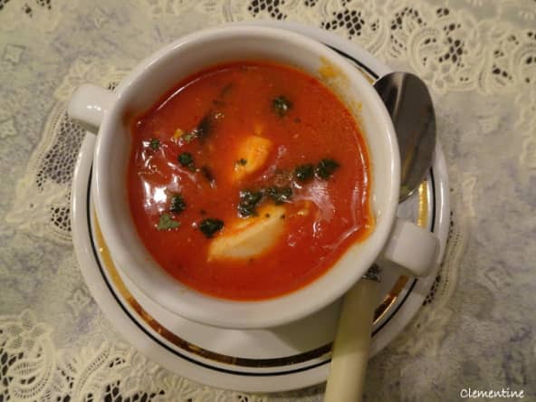 Soupe cioppino aux tomates et fruits de mer