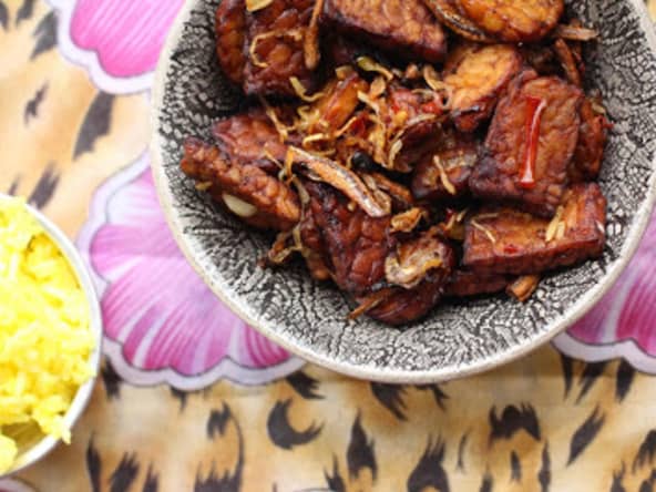 Tempeh frit à l'indonésienne avec ou sans anchois pour une recette vegan