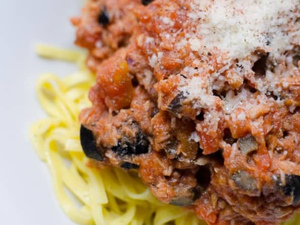 Linguine au thon, aux câpres et aux olives