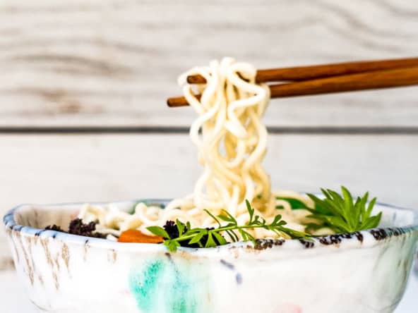 Ramen vegan au sésame noir et citron