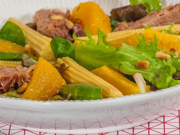 Salade légère de confit d'oie à l'orange et aux pignons de pin