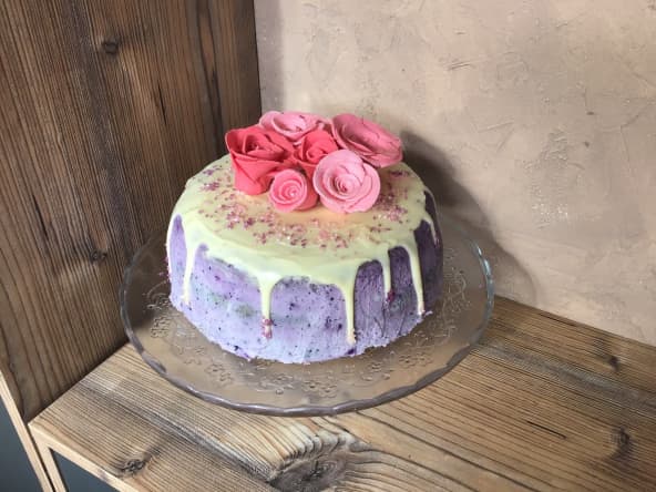 Layer drip cake aux myrtilles et à la rose
