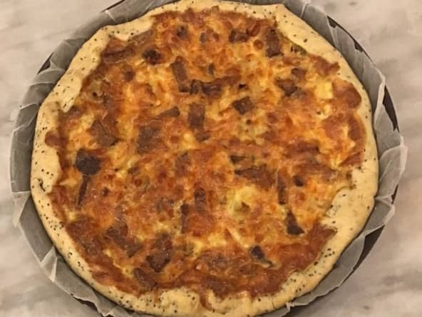Quiche à l’oignon et au tofu fumé aux amandes et au sésame.