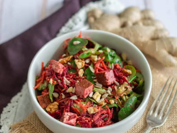 Salade de quinoa, mâche, betterave, carottes et tofu aux noix