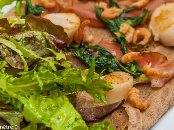 Galettes légères aux saint jacques, crevettes grises et speck