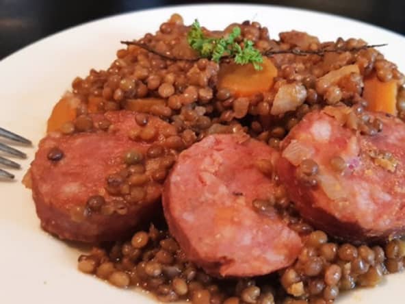 Lentilles de Cilaos et saucisse de Morteau