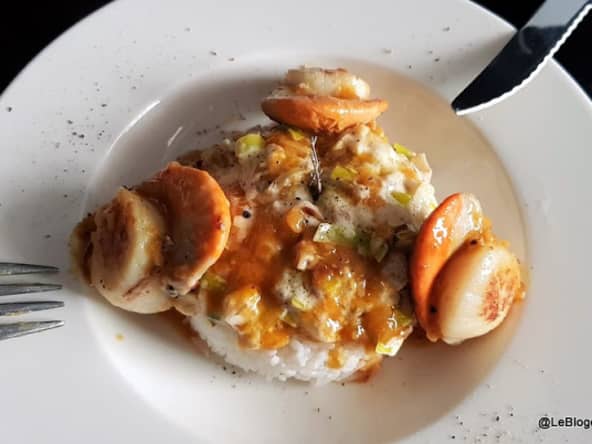 Noix de Saint-Jacques au coulis de clémentines et fondue de poireau