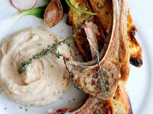 Côtelettes d'agneau grillées au thym, purée d'haricots tarbais