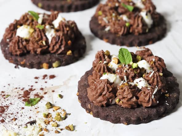 Sablé chocolat pistache et son duo de mousse au chocolat noir et chocolat blanc