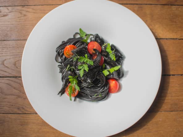Seiches à l'encre, spaghetti et tomates cerises