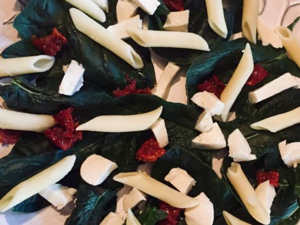 Salade d’épinards, pâtes et tomates séchées