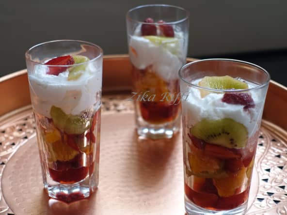 Verrines de fraises ,oranges, kiwis et crème Chantilly