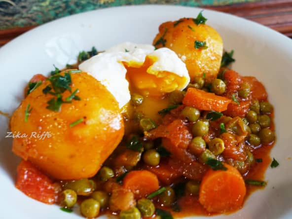 MIJOTÉ DE PETITS POIS- CAROTTES- POMMES DE TERRE AUX ŒUFS MOLLETS