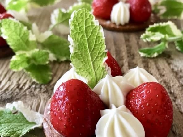 Tartelettes à la vanille, fraises et ganache basilic