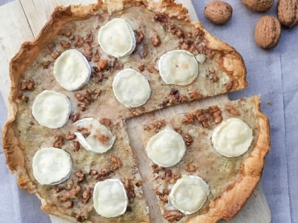 Tarte fromage de chèvre, miel, noix et oignons