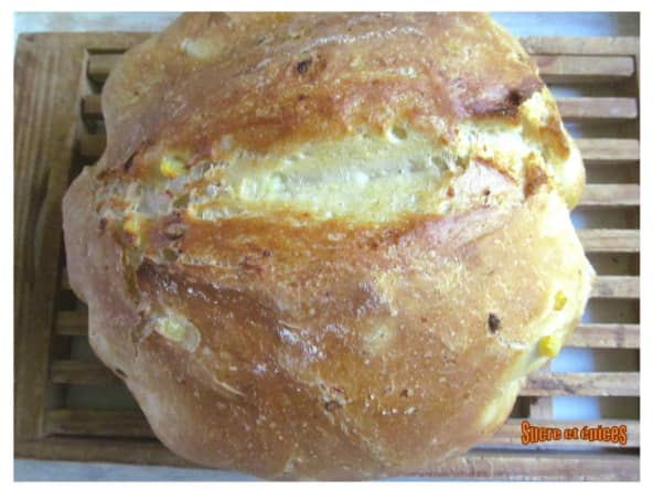 Pain aux pommes de terre sans pétrissage cuit en cocotte