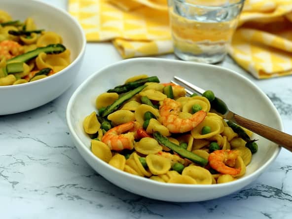 Orecchiette safranées aux crevettes, asperges et petits-pois