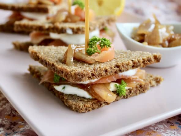 Club sandwich pain de seigle, saumon et confit d'échalotes au vin rouge