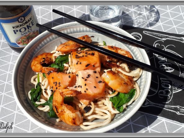 Nouilles asiatiques aux crevettes et saumon à la sauce Poke