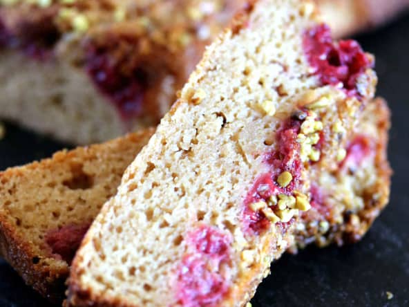 Cake aux framboises et éclats de pistaches