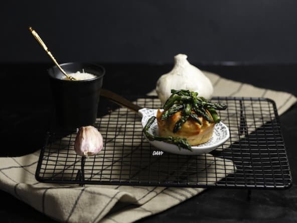 Muffins au lard et pointes d'asperges sauvages à l'ail