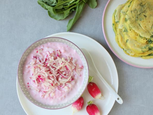 Tzatziki de radis et blini aux fanes
