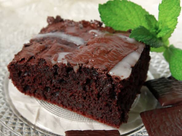 Gâteau moelleux au chocolat recouvert d'un glaçage saveur After Eight