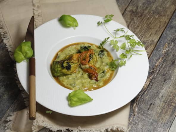 Fleurs de courgette farcies purée de courgette et bisque de homard