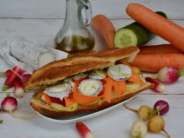 Sandwich végétarien chèvre et légumes