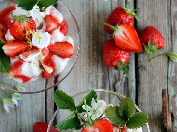 Fraises chantilly, meringue et coulis de fraises