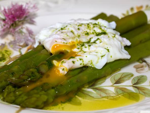 Asperges vertes, vinaigrette à l’ail des ours et son œuf poché