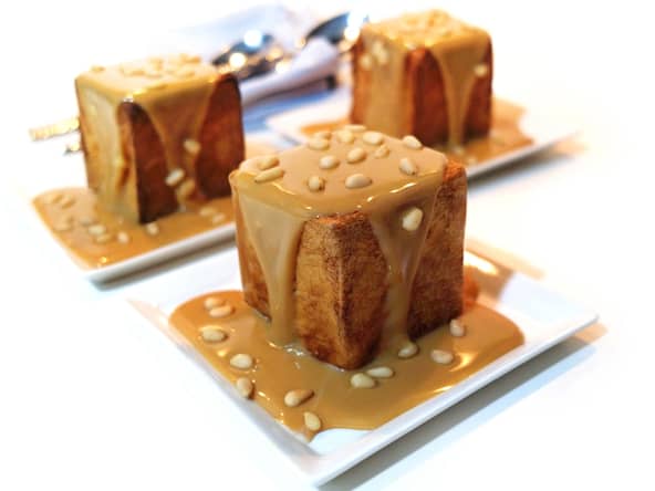 Les Profiteroles Cube à la Vanille, sauce Dulce de Leche et pignons de pins