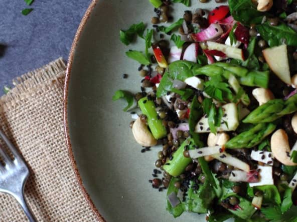 Salade colorée de lentilles, épinards et asperges