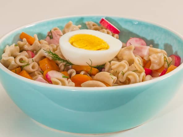Salade de pâtes au jambon, œufs, carottes et radis