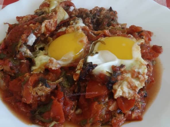 Jeunes pousses de salade et tomates cuisinées aux œufs