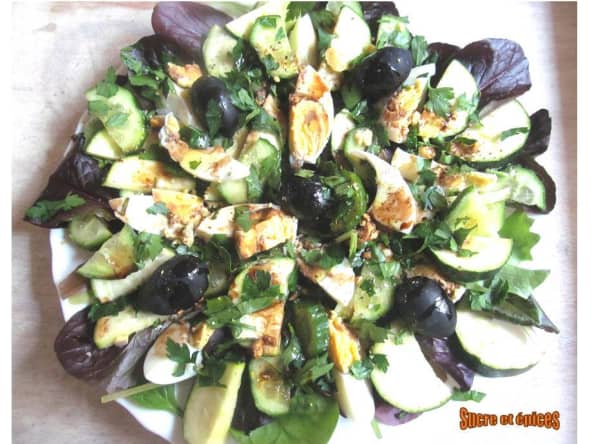 Salade aux jeunes pousses, concombre, courgette et oeufs