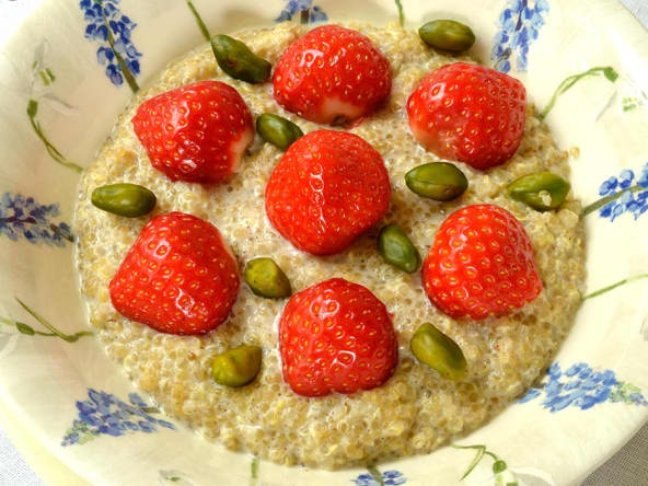 Quinoa sans lait, fraises et pistaches