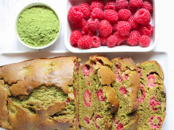 Cake au thé vert matcha et framboises