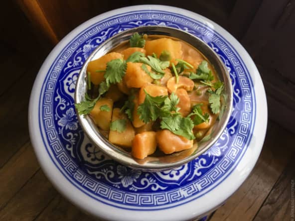 Curry de pommes de terre, cajou et petits pois