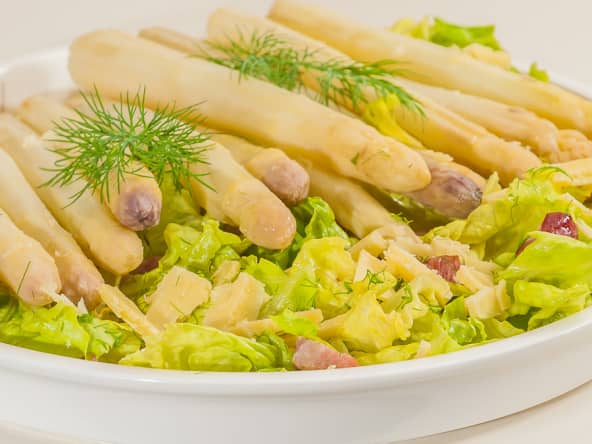Salade d'asperges blanches, lardons et comté