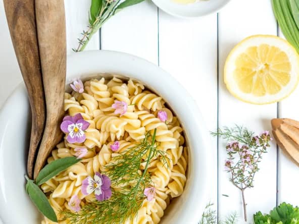 Salade de pâtes au mesclun d'herbes sauvages 