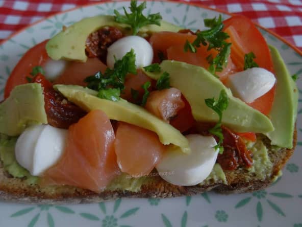 Bruschetta à l'avocat, tomates et saumon