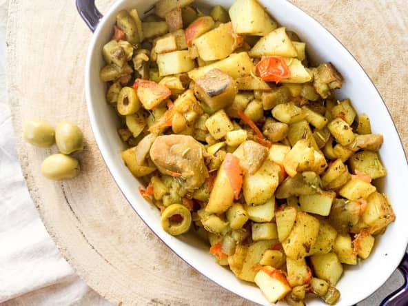 Poêlée végétarienne d'aubergines, pommes de terre, tomates et olives