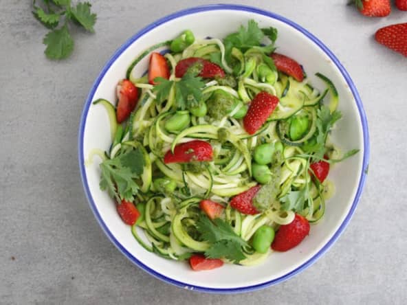 Spaghettis de courgette, fèves et fraises, sauce coriandre