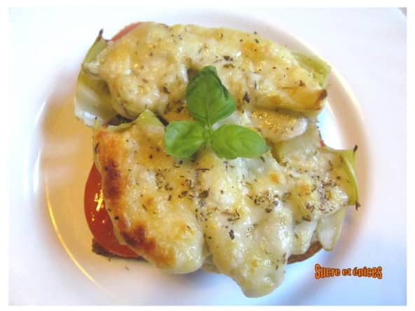 Tartines chaudes tomates, artichauts et fromage provolone