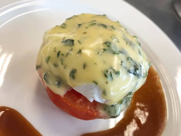 Oeuf poché Bragance - Des oeufs pochés sur tomates rôties et sauce béarnaise