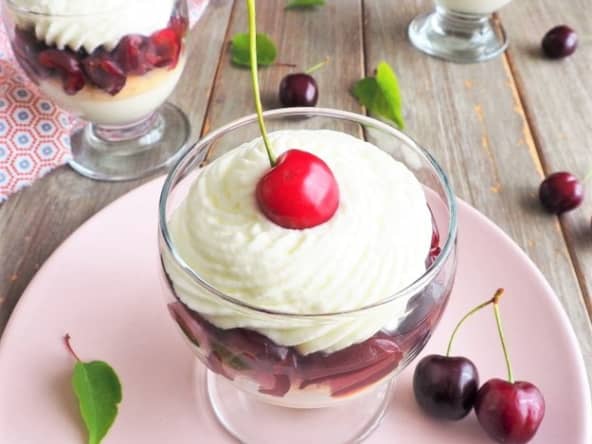 Panna cotta toute simple aux cerises et amande
