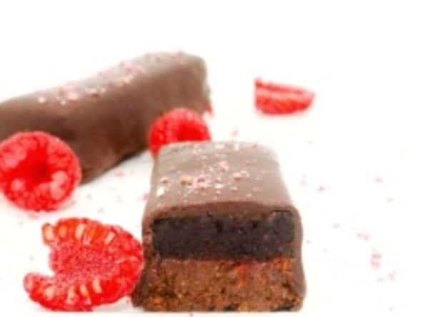 Barre chocolatée au praliné noir et framboise fondante